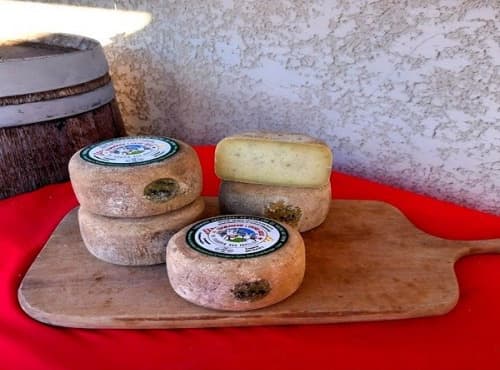 Tomette de vache au lait cru et aromatisée au thym