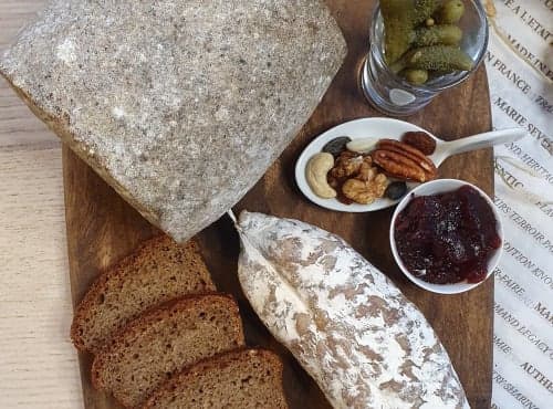 Planche Ander : Fromage Sanérac entier et Saucisson maigre du Cantal