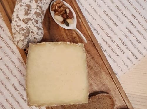 Planche Alagnon : Fromage demi Sanérac, saucisson sec du Cantal