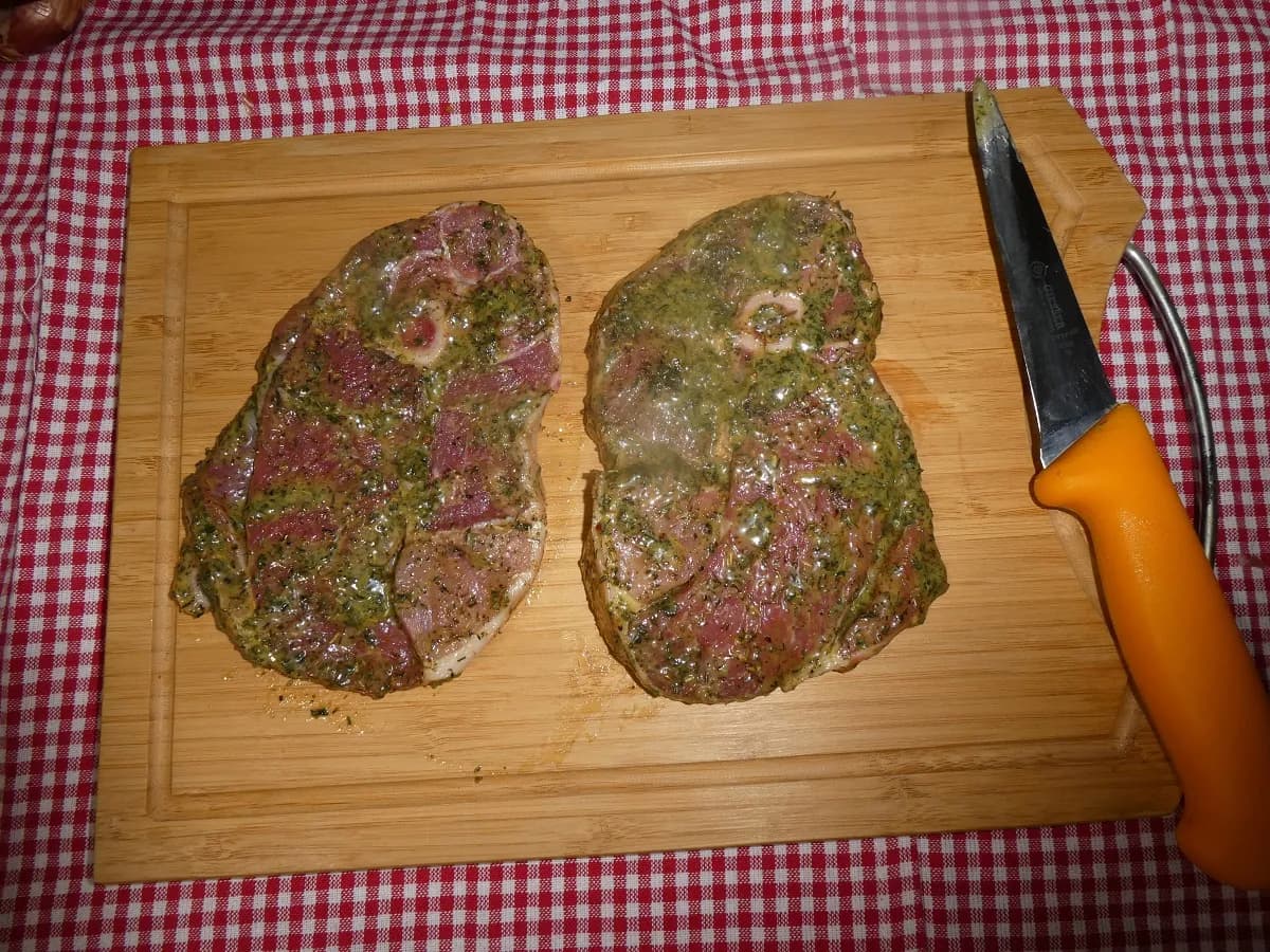 Gigot d'agneau en tranche mariné ails et fines herbes