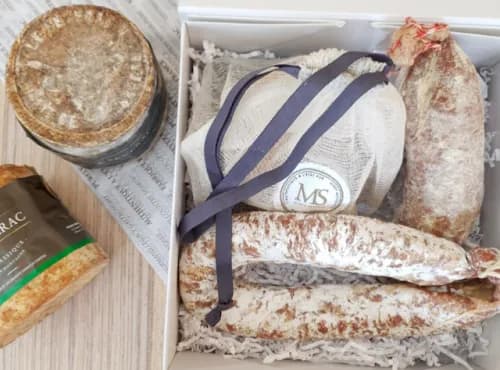 Coffret Famille Apéro: fromage Sanérac, saucisson et saucisse du Cantal, pochon en cadeau.
