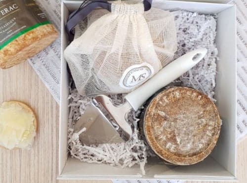 Coffret Le Volcanique: deux fromages Sanérac, et une râpe à fromage