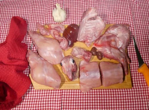 Lapin entier découpé avec tête et abats